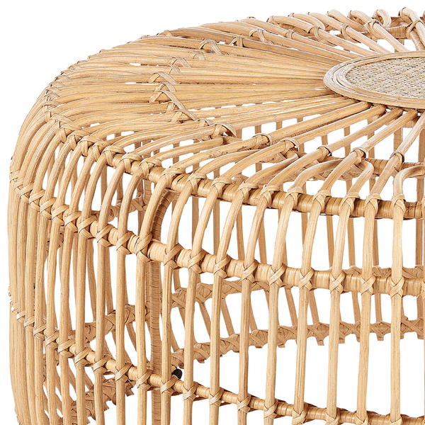 Detailansicht eines runden Couchtischs aus geflochtenem Rattan in Natur-Optik
