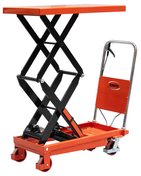 Scherenhubtischwagen mit Doppelschere von Schefer, orangefarbene Plattform, schwarzes Stahlgestell, vier Rollen und Handgriff.