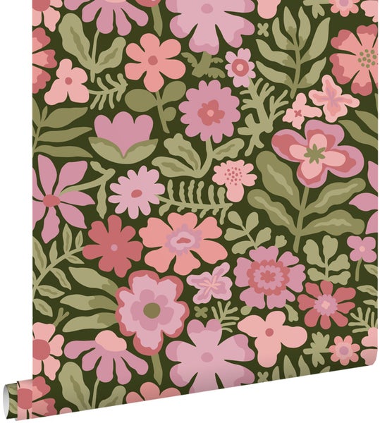 Tapete mit Blumenmuster aus verschiedenen Blüten und Blättern in Rosa, Rot und Grün.