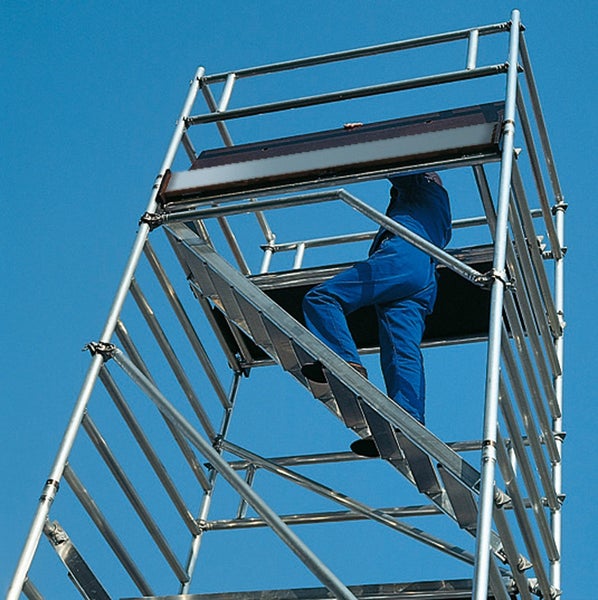 Aluminium Gerüst mit Person auf der Treppe