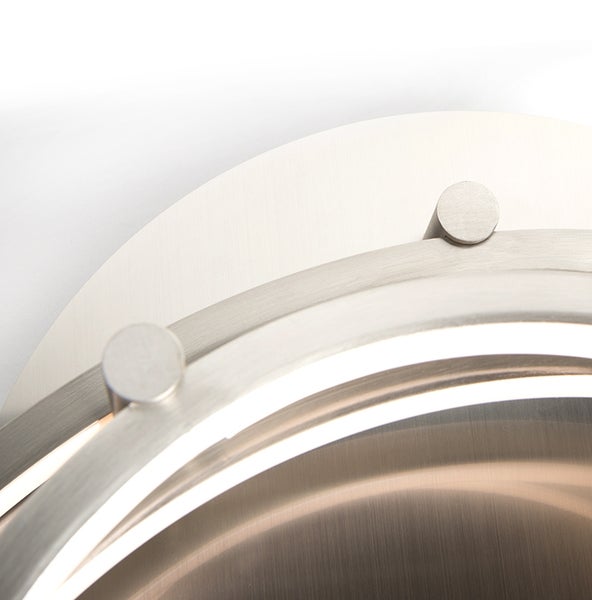 Detailaufnahme einer runden Deckenleuchte aus Metall