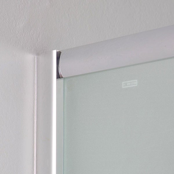 Detail einer Duschkabine mit satiniertem Glas und silberfarbenem Rahmen