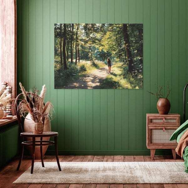Wandbild mit Waldmotiv zeigt eine Frau auf einem Waldweg in einem geschmackvoll eingerichteten Raum mit grüner Wandverkleidung.