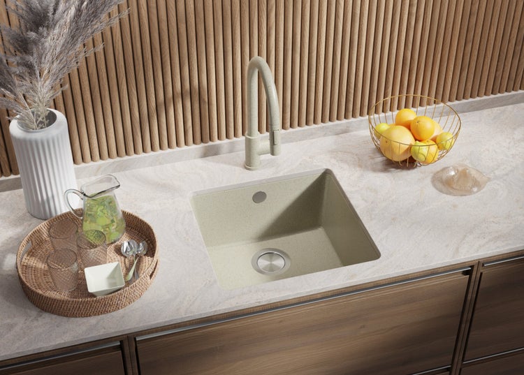 Küchenspüle mit Armatur auf einer Küchentheke mit Dekoartikeln