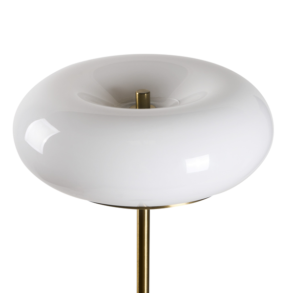 Moderne Stehleuchte mit ringförmigem Glasschirm und Sockel in Metalloptik