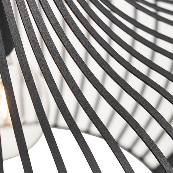 Detailaufnahme einer Pendelleuchte mit Metallstreben