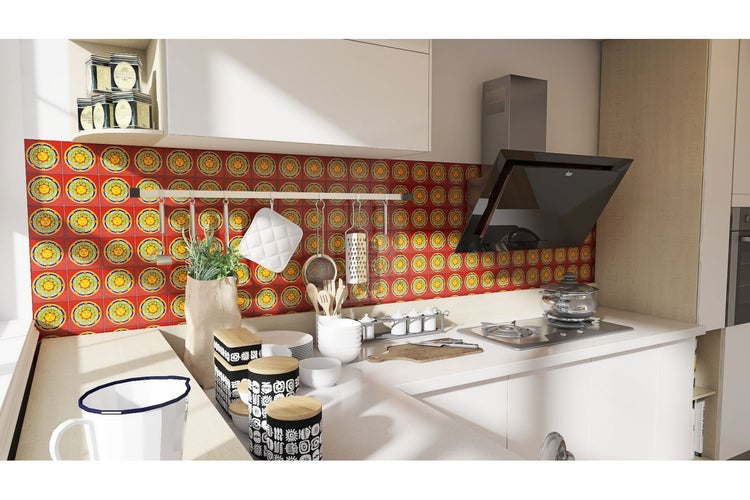 Küchenszene mit roten Fliesen, Küchenutensilien und Dunstabzugshaube.