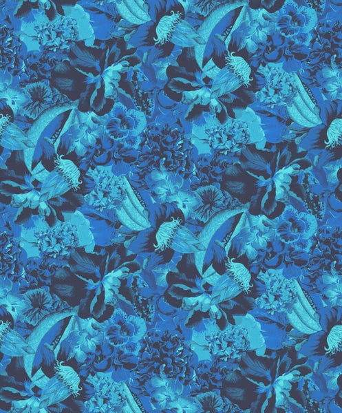 Dekorative Szene mit Blumen, Vasen, Obst und Spiegel vor einer floralen Tapete