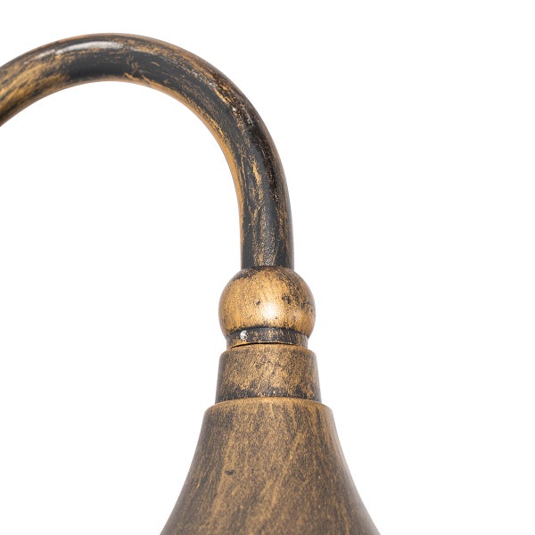 Nahaufnahme einer Außenwandleuchte mit gebogenem Arm in antikem Gold-Finish aus Metall.