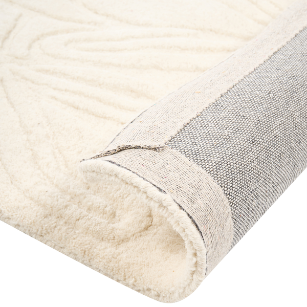 Helles Wohnzimmer mit Sofa, Teppich und Hocker