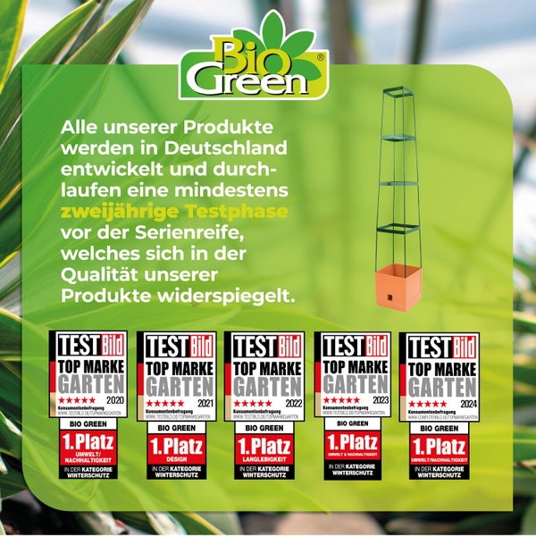 Bio Green Logo, Pflanzgefäß mit Rankhilfe und TestBild Auszeichnungen als Top Marke Garten in der Kategorie Winterschutz für die Jahre 2020 bis 2024.