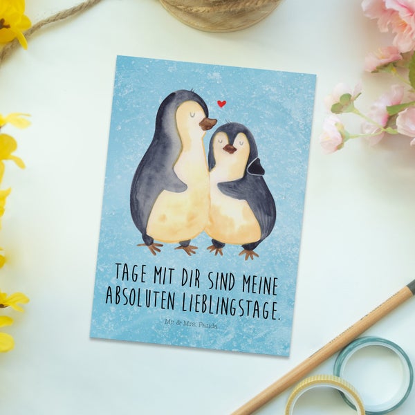 Mr. & Mrs. Panda Postkarte Pinguin umarmen - Eisblau