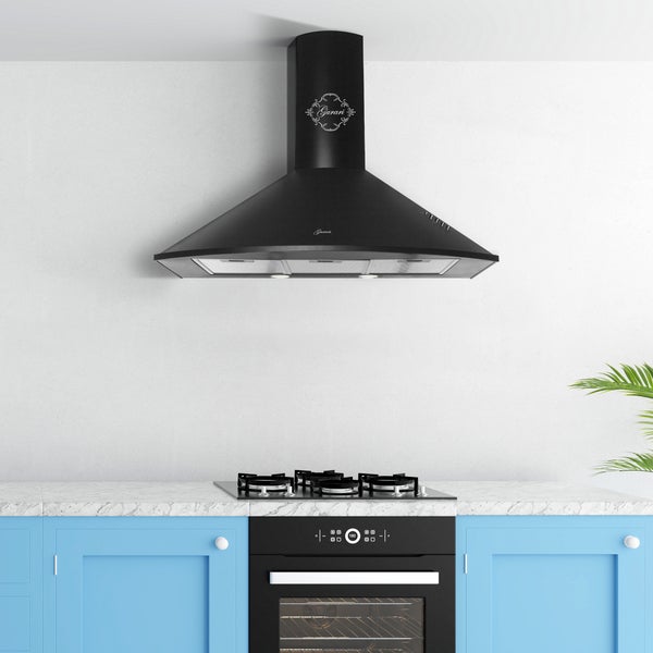 Eine schwarze Gurari Dunstabzugshaube in einer Küche mit hellblauen Schränken und einem Gaskochfeld mit Backofen.