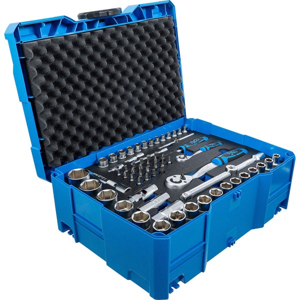 Offener blauer Werkzeugkoffer mit Ratschen, Steckschlüsseln und Bits