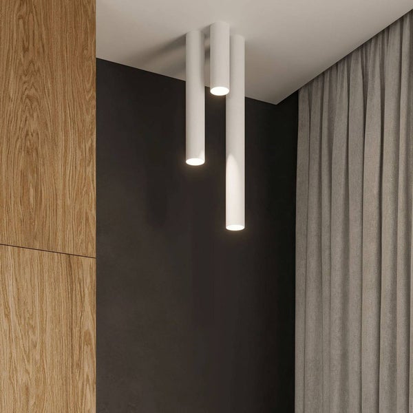 Deckenleuchte mit drei zylindrischen Strahlern in einem modernen Raum