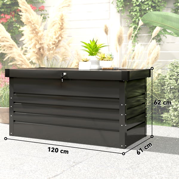 Gartenbox aus Metall mit den Maßen 120 Zentimeter mal 61 Zentimeter mal 62 Zentimeter, abschließbar, in einem hellen Garten platziert.