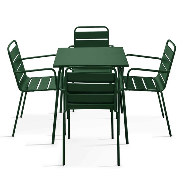 Grünes Gartenmöbel-Set aus Metall bestehend aus einem quadratischen Tisch und vier Gartenstühlen mit Armlehnen und Latten-Design.
