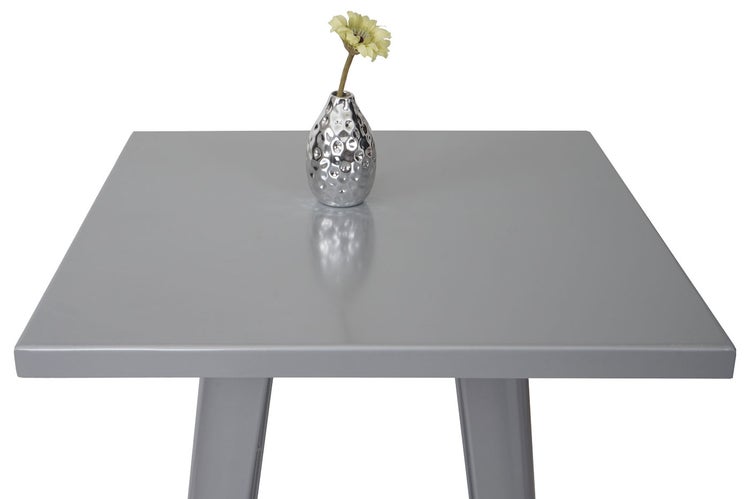 Quadratischer Tisch mit Vase und Blume