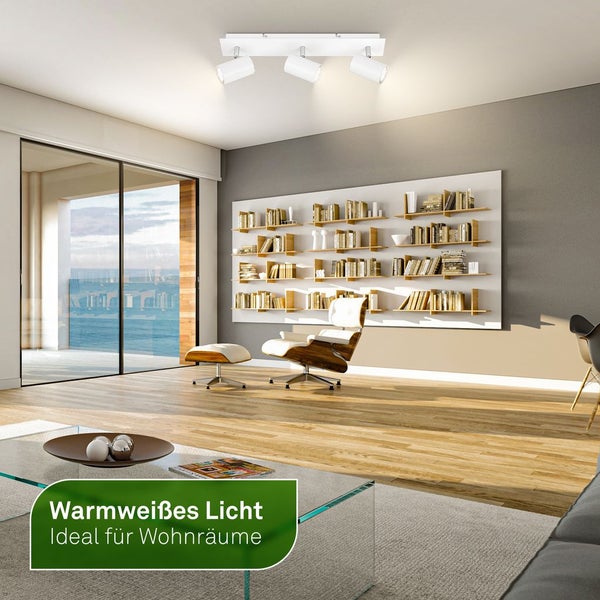 Deckenleuchte mit drei Strahlern in einem hellen Wohnzimmer