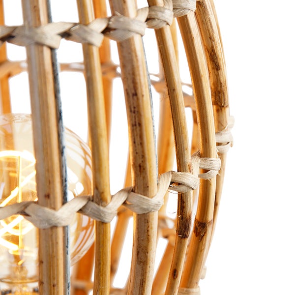 Detailansicht einer Lampe aus Rattan