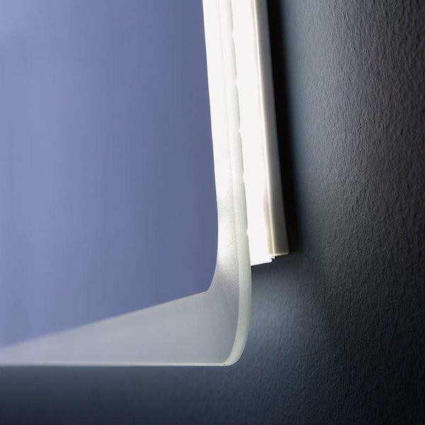 Detailaufnahme eines Badezimmerspiegels mit integrierter LED-Beleuchtung hinter einem satinierten Glasrand, an einer Wand montiert.