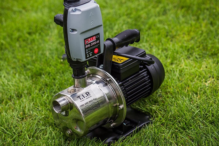 Gartenpumpe aus Edelstahl auf Rasen