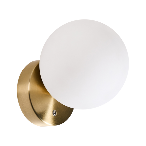 Moderne Wandleuchte in Kugelform mit goldfarbenem Metallsockel und mattem Glaskugelschirm.