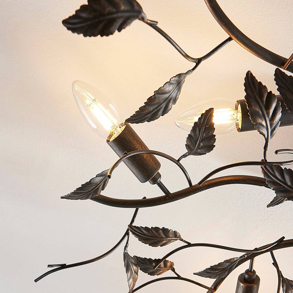 Deckenleuchte im floralen Design mit Metallblättern und Kerzenlampen.