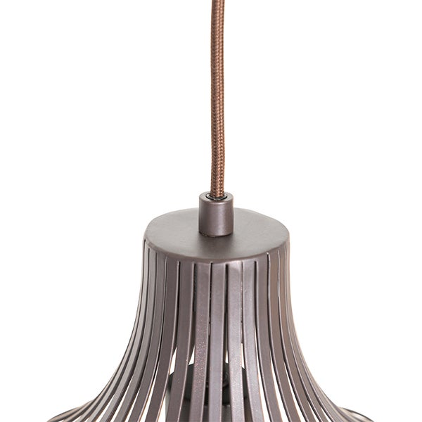 Detailaufnahme einer Pendelleuchte aus Metall mit Kabelaufhängung