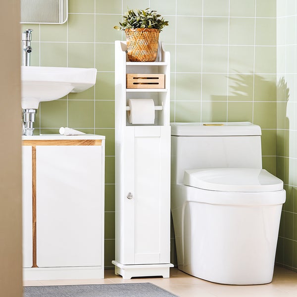 Badezimmer mit Toilette, Waschbecken und weißem Badschrank mit Regal