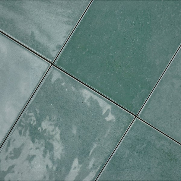 Quadratische Wandfliesen mit glänzender Oberfläche in einer schlichten Anordnung