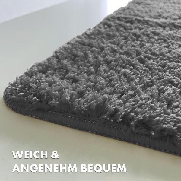 Detailansicht eines grauen Badteppichs mit weicher Oberfläche