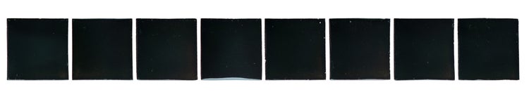 Rechteckige, schwarze Glasfliesen, nebeneinander angeordnet