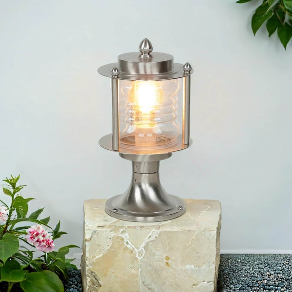 Laterne für den Außenbereich mit klarem Glas auf Steinsockel