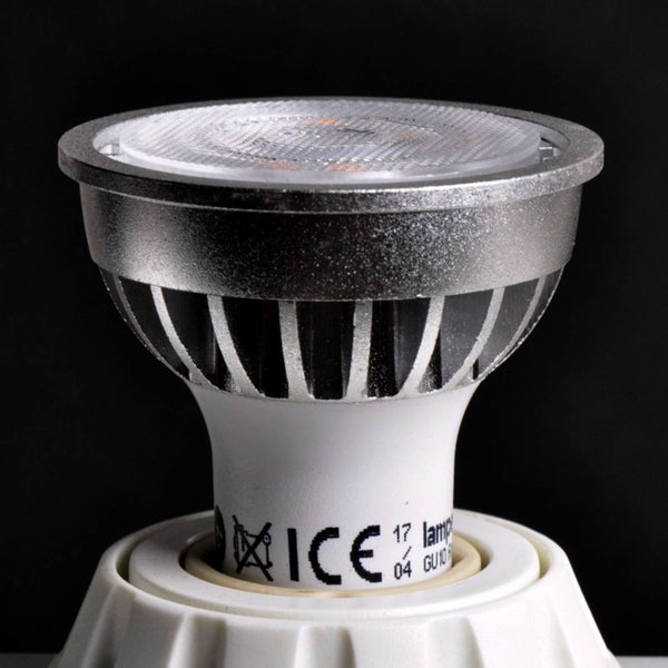 LED-Leuchtmittel mit GU10 Sockel und Kühlkörper aus Metall.