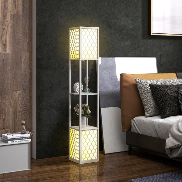 Moderne Stehlampe mit integriertem Regal und Gitter-Leuchtpaneelen oben und unten, platziert neben einem Bett in einem Schlafzimmer.