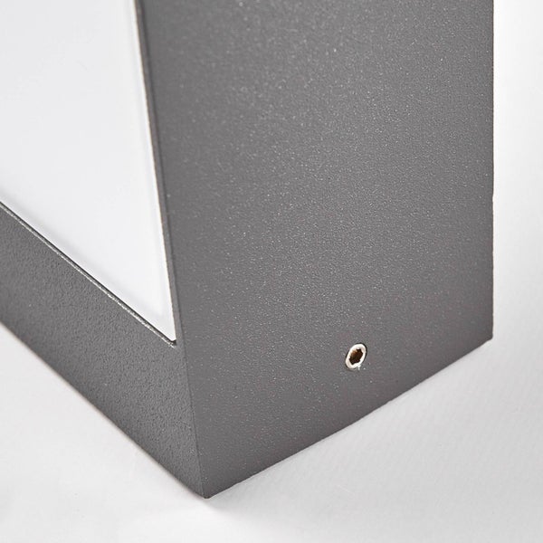 Nahaufnahme einer anthrazitfarbenen Außenwandleuchte mit strukturierter Metalloberfläche und einer Innensechskantschraube.