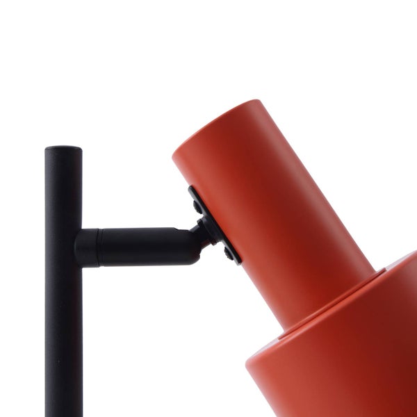 Detailaufnahme einer roten Schreibtischlampe mit schwarzem Gestell