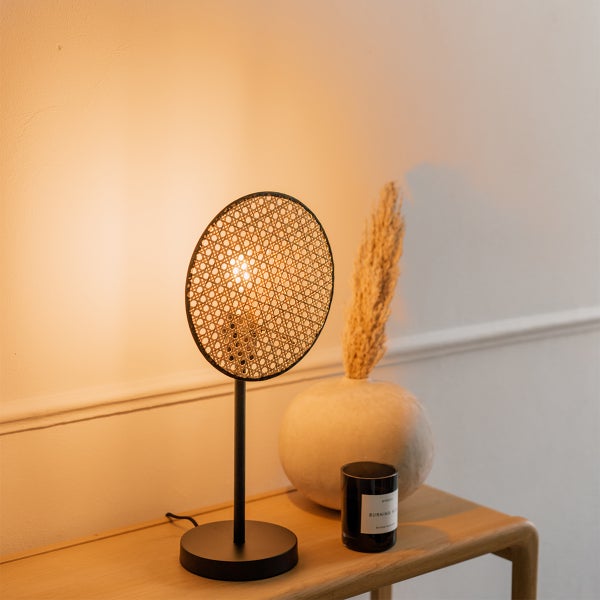 Dekorative Tischleuchte mit Lampenschirm aus Rattan