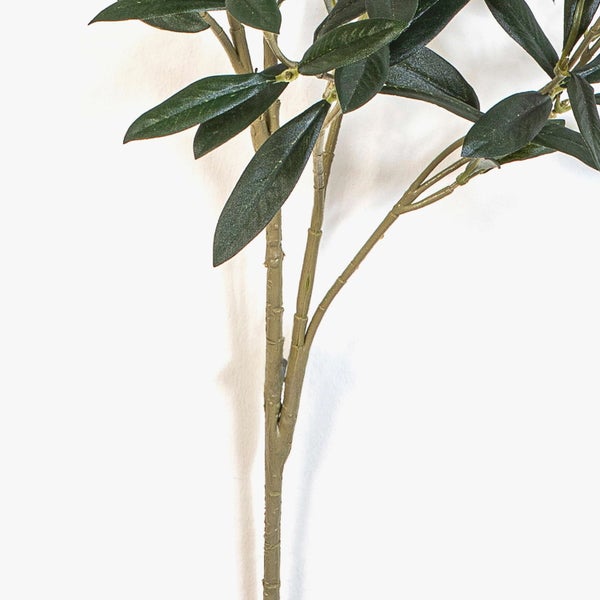 Künstlicher Gummibaum Ficus Elastica mit bunt panaschierten Blättern in einem schwarzen Kunststofftopf.