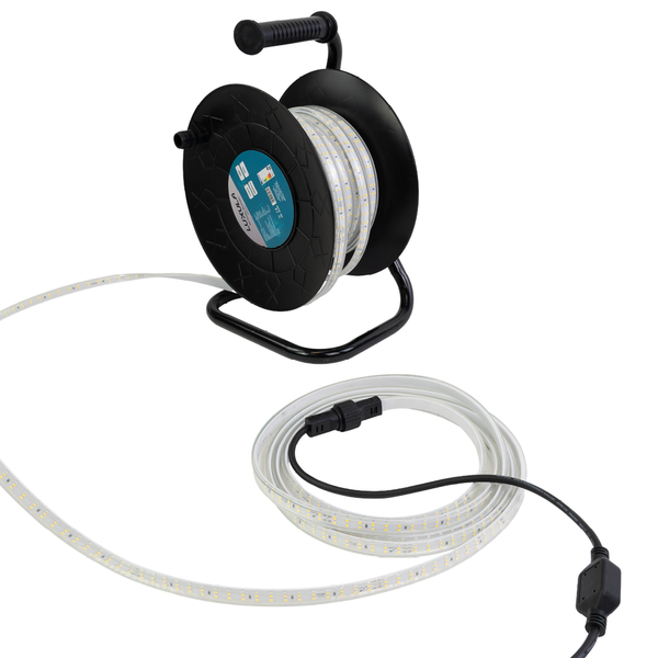 LUXULA LED-Streifen auf einer schwarzen Kabeltrommel mit Tragegriff und Stromanschluss.