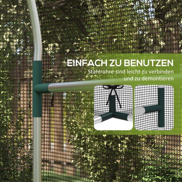 Gewächshausnetz mit Reißverschluss über Tomatenpflanzen in einem Garten mit Wasserfall.