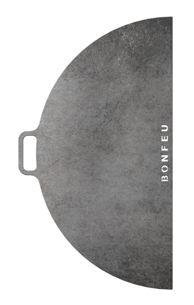 Halbkreisförmige Grillplatte aus Metall mit Griff und BonFeu Logo.