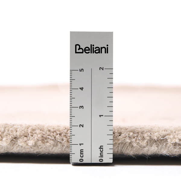 Teppich mit Beliani Logo auf einem Lineal zur Messung der Florhöhe in Zentimeter und Zoll.