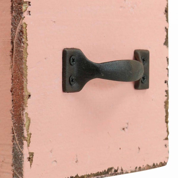 Detailaufnahme einer Holzbox mit Metallgriff