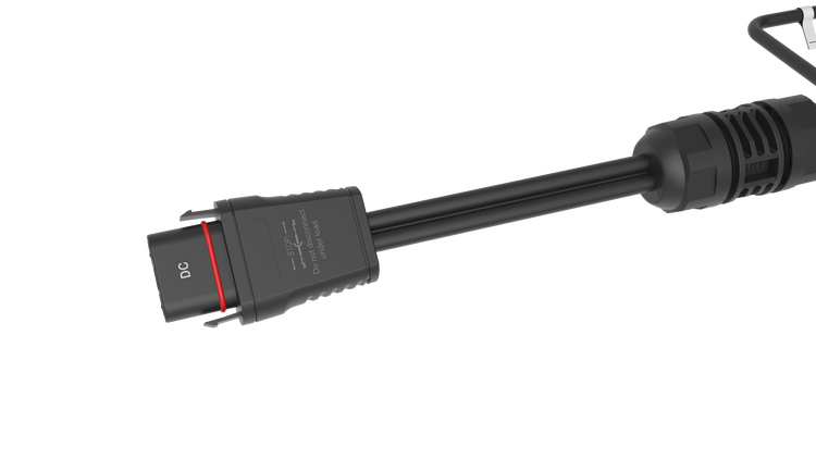 Gleichstromstecker für Photovoltaik-Anlagen mit Warnhinweis nicht unter Last trennen und integrierter Dichtung.