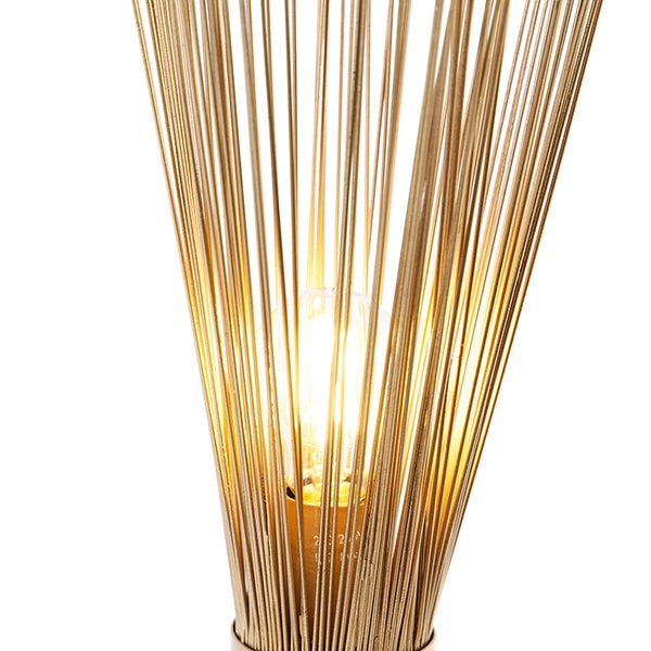 Nahaufnahme einer dekorativen Lampe mit dünnen Metallstäben und Glühbirne