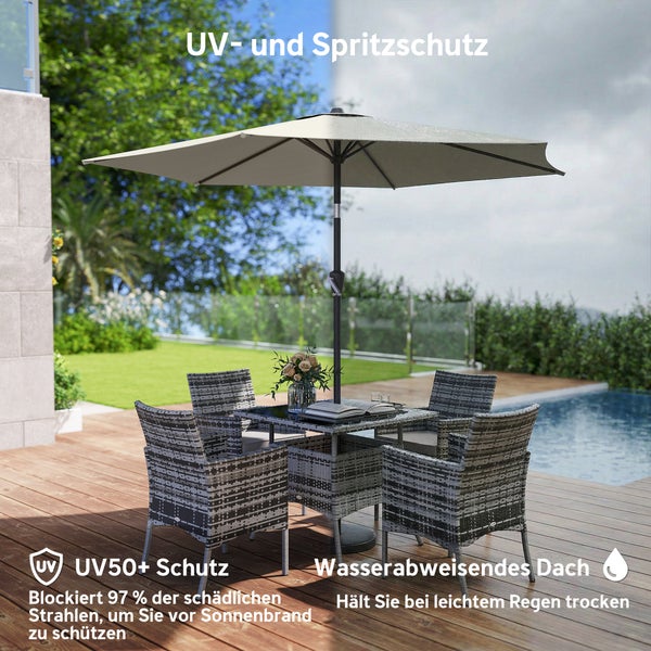 Sonnenschirm mit Kurbelgriff zum einfachen Öffnen und Schließen in einem Garten.