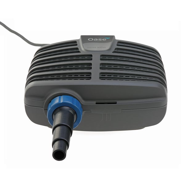 Oase Teichpumpe mit grauem Kunststoffgehäuse, blauem Anschlussring und schwarzer Stufenschlauchtülle.