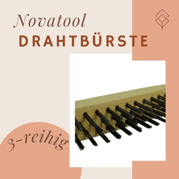 Novatool Drahtbürste mit Holzgriff und drei Reihen Borsten. Novatool Logo.